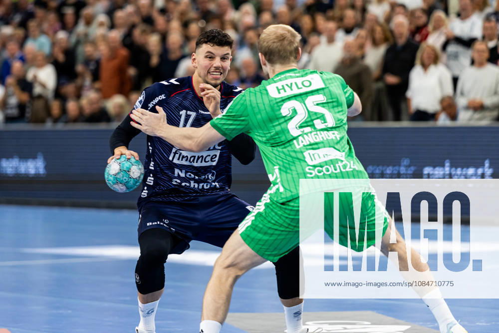 Opel HBL: SG Flensburg-Handewitt vs Füchse Berlin; 18.10.26 Marko Grgic (Nr.17, SG Flensburg-Handewitt) gegen Matthes Langhoff (Nr.25, Füchse Berlin) Opel HBL: SG Flensburg-Handewitt vs Füchse Berlin, GGW Arena am 18.10.26