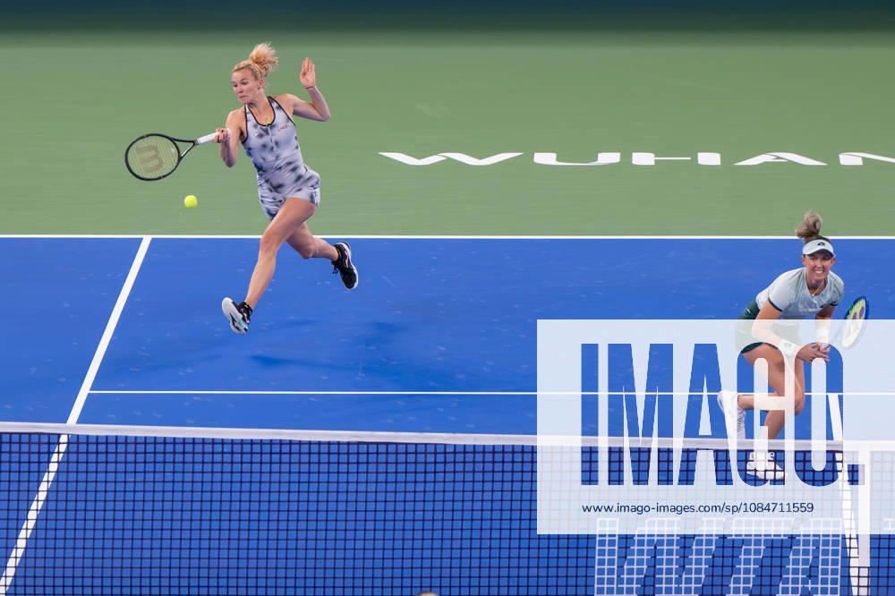 (261018) -- WUHAN, Oct. 18, 2026 -- Storm Hunter Katerina Siniakova (L) compete during the women s doubles final match between Gabriela Dabrowski of Canada Luisa Stefani of Brazil and Storm Hunter of Australia Katerina Siniakova of the Czech Republic at the 2026 Wuhan Open tennis tournament in Wuhan, capital of central China s Hubei Province, Oct. 18, 2026. ) (SP)CHINA-WUHAN-TENNIS-WUHAN OPEN-WOMEN S DOUBLES (CN) DuxZixuan