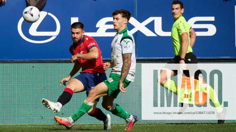 LaLiga EASports 2026 27 CA Osasuna v Racing de Santander Inigo Arguibide (27. OSA) (L) crosses the ball under pressure from Jorge Salinas (17. RAC) (R) during the football match of LaLiga EA Sports between CA Osasuna and Racing de Santander played at El Sadar stadium in Pamplona (Spain) on Oct 18 2026. Miguel Martinez (Assistant Referee) is also visible in the image. Credit: Inigo Alzugaray Agencia LOF Pamplona LaLiga EASports 2026 27 CA Osasuna v Racing de Santander