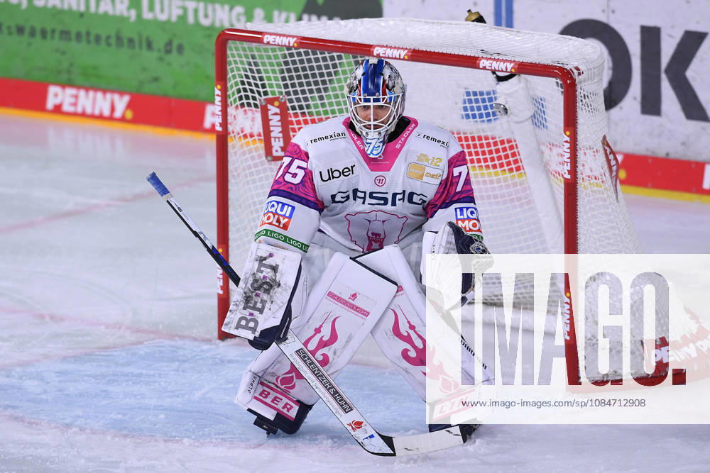 Eishockey Penny DEL 10. Spieltag Krefeld Pinguine - Eisbären Berlin am 18.10.2026 in der Yayla Arena in Krefeld Jonas Neffin ( Berlin ) Gemäß den Vorgaben der DEL Deutsche Eishockey Liga ist die Publikation und Weiterverwertung der Aufnahmen in elektronischen Medien und Endgeräten aller Art während des laufenden Spiels nicht zulässig.
