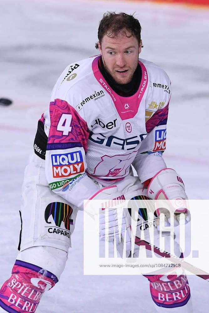 Eishockey Penny DEL 10. Spieltag Krefeld Pinguine - Eisbären Berlin am 18.10.2026 in der Yayla Arena in Krefeld Adam Smith ( Berlin ) ohne Helm Gemäß den Vorgaben der DEL Deutsche Eishockey Liga ist die Publikation und Weiterverwertung der Aufnahmen in elektronischen Medien und Endgeräten aller Art während des laufenden Spiels nicht zulässig.