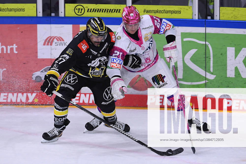 Eishockey Penny DEL 10. Spieltag Krefeld Pinguine - Eisbären Berlin am 18.10.2026 in der Yayla Arena in Krefeld Clinston Joseph Robert C. J. Suess ( Krefeld ), links - Manuel Wiederer ( Berlin ), rechts Gemäß den Vorgaben der DEL Deutsche Eishockey Liga ist die Publikation und Weiterverwertung der Aufnahmen in elektronischen Medien und Endgeräten aller Art während des laufenden Spiels nicht zulässig.