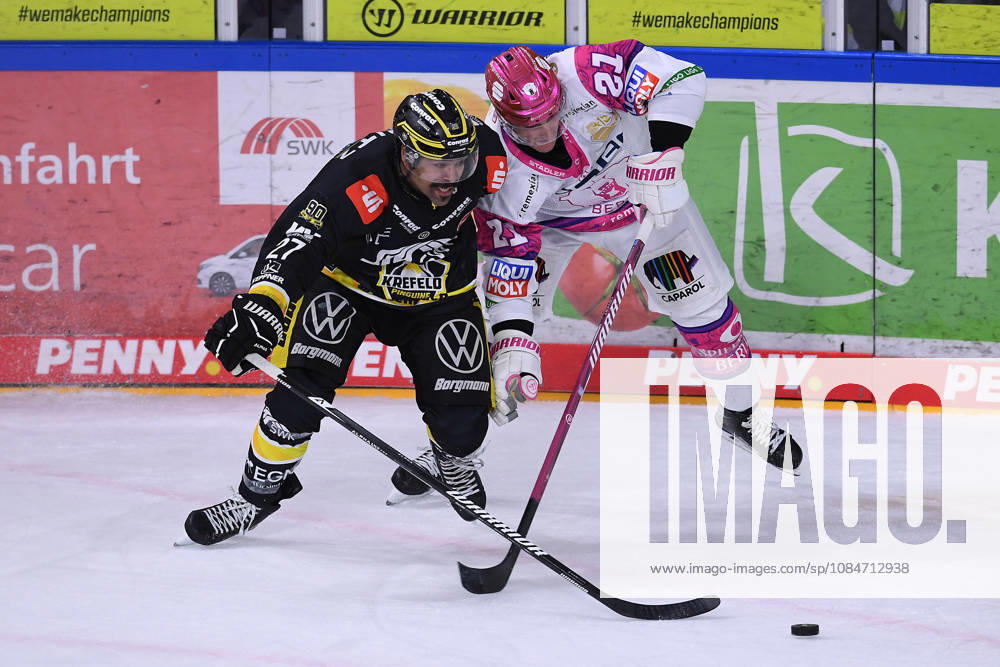 Eishockey Penny DEL 10. Spieltag Krefeld Pinguine - Eisbären Berlin am 18.10.2026 in der Yayla Arena in Krefeld Clinston Joseph Robert C. J. Suess ( Krefeld ), links - Manuel Wiederer ( Berlin ), rechts Gemäß den Vorgaben der DEL Deutsche Eishockey Liga ist die Publikation und Weiterverwertung der Aufnahmen in elektronischen Medien und Endgeräten aller Art während des laufenden Spiels nicht zulässig.