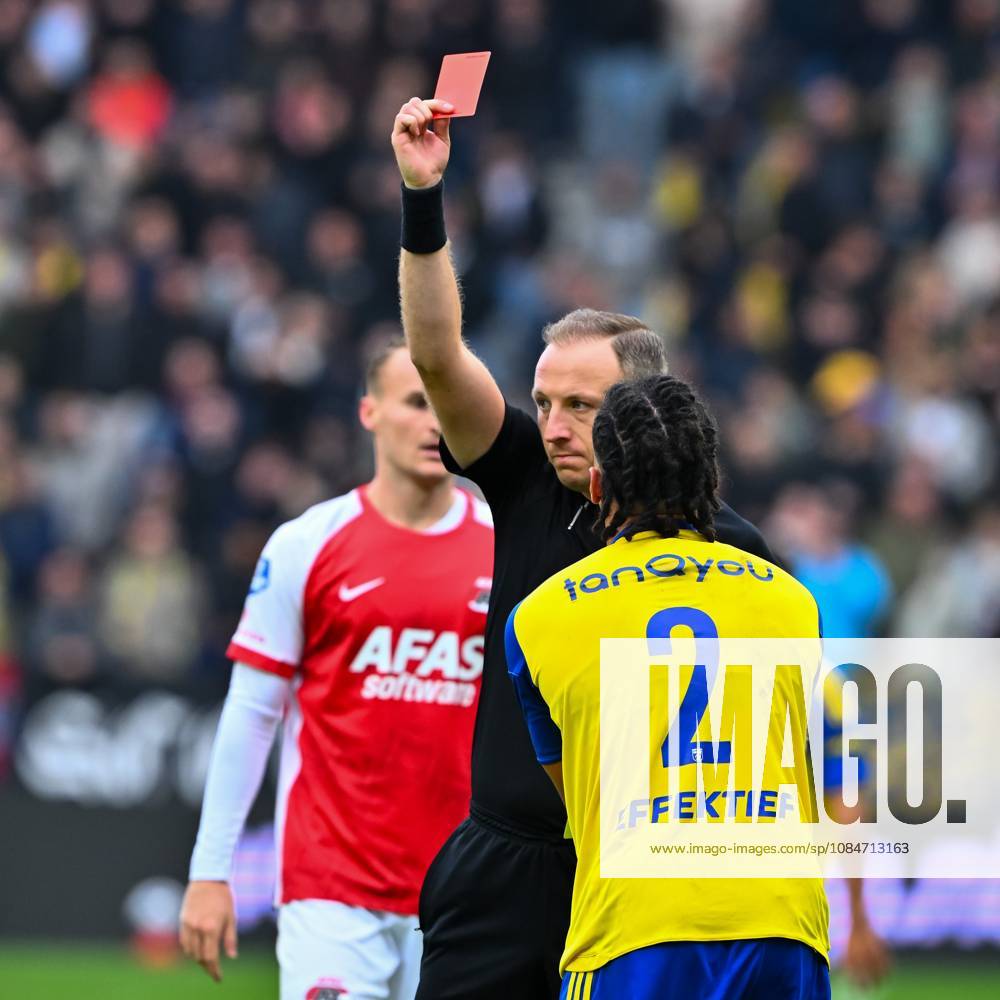 LEEUWARDEN - Devid Bouah of SC Cambuur receives a red card from referee Stan Teuben during the Dutch Eredivisie match between SC Cambuur and AZ Alkmaar at the Kooi Stadion on October 18, 2026, in Leeuwarden, the Netherlands. COR LASKER ANP Eredivisie 2026 27 ANPxSportx IVx 572842538 originalFilename: 572842538