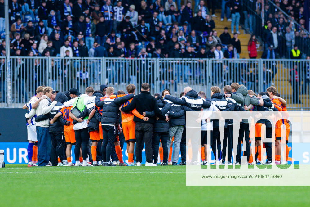 Fußball, 2026 2027, 2. Bundesliga, 8. Spieltag, DSC Arminia Bielefeld - VfL Osnabrück: Mannschaft (Osnabrück) nach dem Spiel bei ihren Fans DFL REGULATIONS PROHIBIT ANY USE OF PHOTOGRAPHS AS IMAGE SEQUENCES AND OR QUASI-VIDEO.