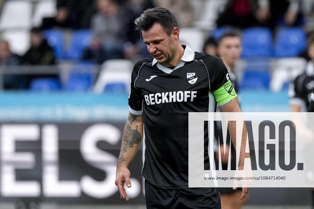 Niko Kijewski (Verl, 19, Kapitän), Spieler vom SC Verl, Einzelbild, Einzelfoto, Aktion, Action, enttäuscht schauend, Enttäuschung, Frustration, disappointed, pessimistisch, 18.10.2026, Sinsheim (Deutschland), Fussball, 3. Liga, TSG 1899 Hoffenheim II - SC Verl, DFB DFL REGULATIONS PROHIBIT ANY USE OF PHOTOGRAPHS AS IMAGE SEQUENCES AND OR QUASI-VIDEO.