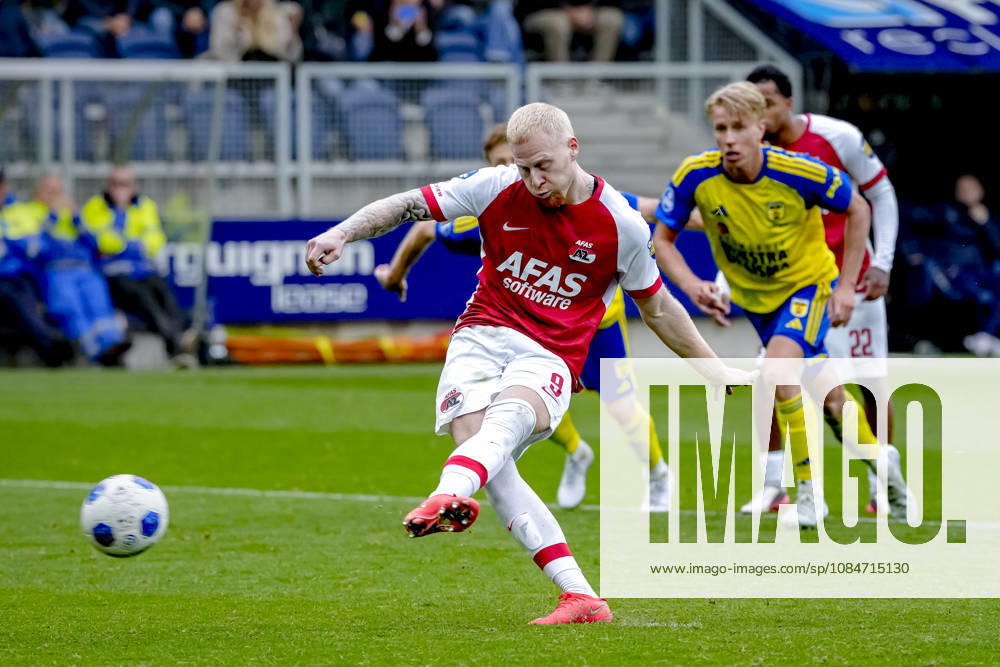 LEEUWARDEN - AZ Alkmaar forward Mexx Meerdink scores to make it 2-2 during the Vriendenloterij Eredivisie match between SC Cambuur and AZ at Kooi Stadion on 18 October 2026 in Leeuwarden, Netherlands. ED VAN DE POL EYE4IMAGES DeFodi Images -