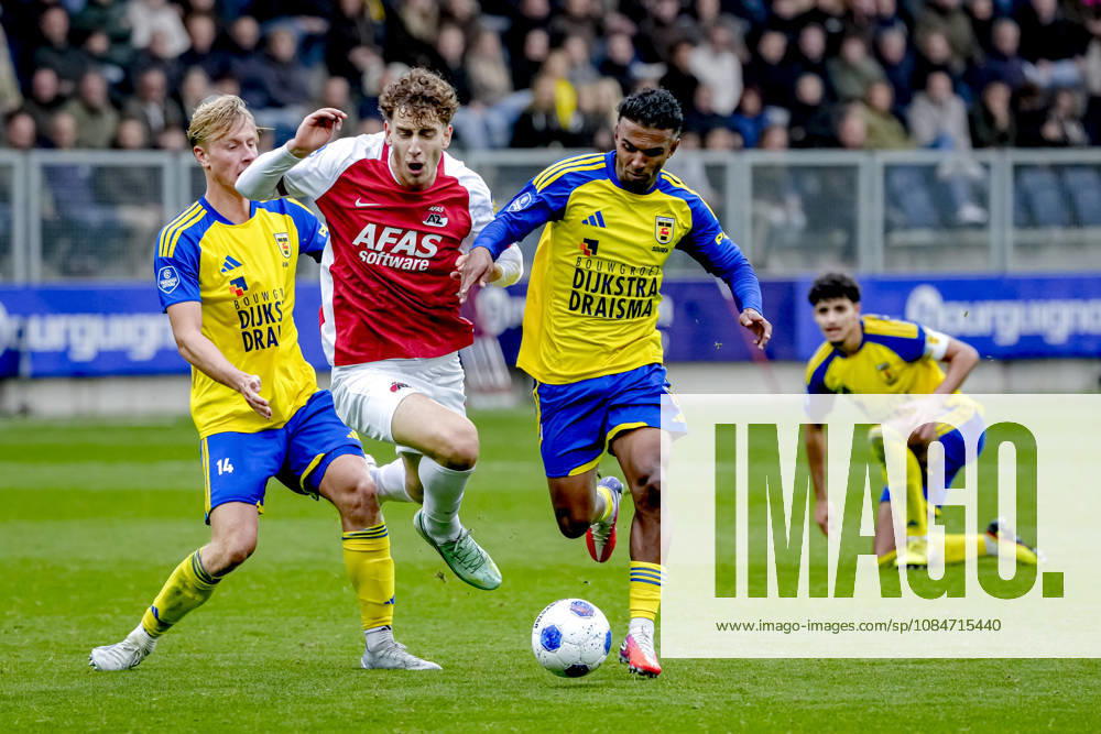 LEEUWARDEN - SC Cambuur defender Billy van Duijl, AZ Alkmaar midfielder Valdemar Byskov during the Vriendenloterij Eredivisie match between SC Cambuur and AZ at Kooi Stadion on 18 October 2026 in Leeuwarden, Netherlands. ED VAN DE POL EYE4IMAGES DeFodi Images -