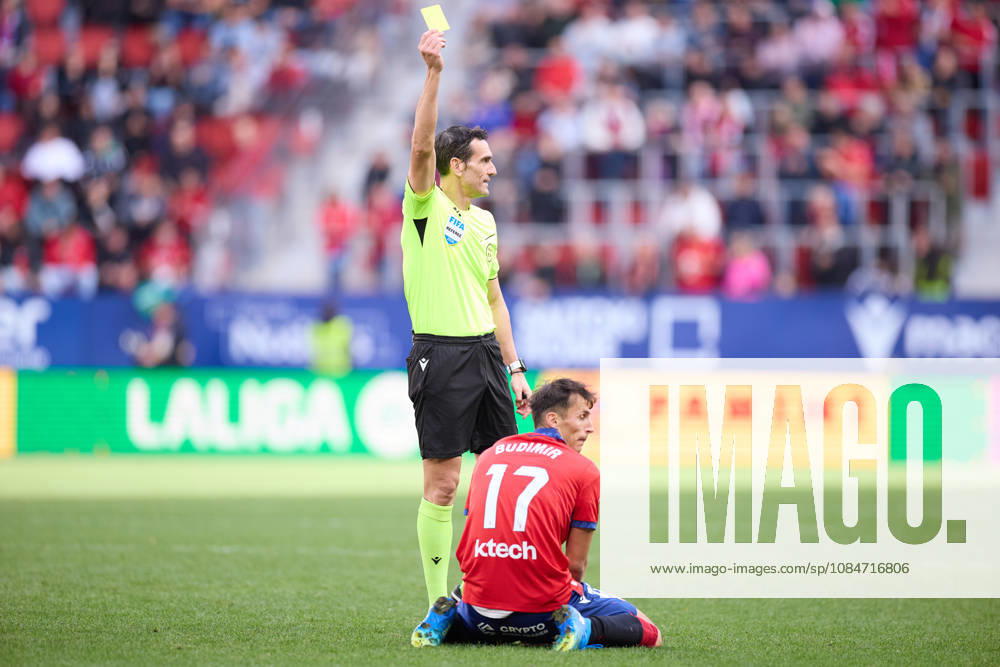 Referee Juan Martinez Munuera shows a yellow card to Ante Budimir of CA Osasuna during the LaLiga EA Sports match between CA Osasuna and Real Racing Club de Santander at El Sadar on October 18, 2026, in Pamplona, Spain. CA Osasuna V Racing De Santander - LaLiga EA Sports - ZUMAa181 20261018_zaa_a181_128