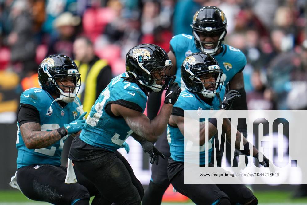 Jacksonville Jaguars, Bhayshul Tuten, Running back, 33 celebrates his second touchdown with team-mates Houston Texans v Jacksonville Jaguars, NFL, American Football Herren, USA American Football, Wembley Stadium, London, UK - 18 Oct 2026London Wembley Stadium United Kingdom