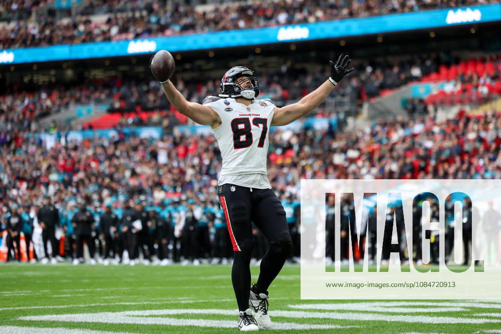 18th October 2026; Wembley Stadium, London, England; NFL, American Football Herren, USA American Football, Jacksonville Jaguars versus Houston Texans; Houston Texans tight end Foster Moreau celebrates scoring a touchdown HenningxVonxJagow
