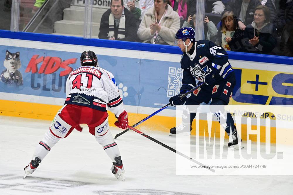 Kassel, Probonio Arena Eishockey DEL 2 Playoff Saison 2026 2027 Kassel Huskies - EV Landshut Jakob Mayenschein (Landshut) gegen Chris Wilkie (84, Kassel Huskies)