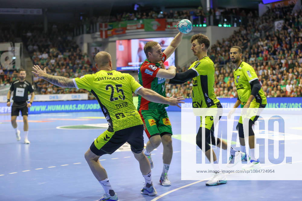 Handball - Opel HBL SC Magdeburg - TVB Stuttgart, v.l. Patrick Zieker (Stuttgart, 25), Omar Ingi Magnusson (Magdeburg, 14), Philipp Meyer (Stuttgart, 27) Zweikampf, Duell, Kampf, tackle Magdeburg