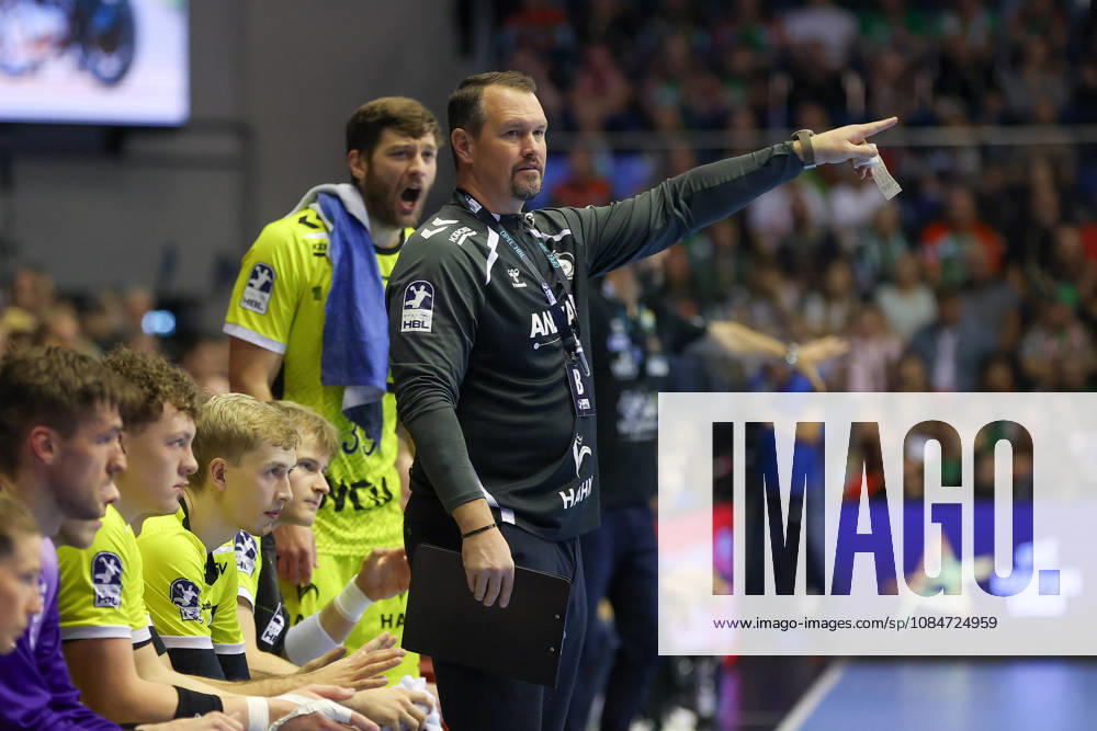 Handball - Opel HBL SC Magdeburg - TVB Stuttgart, v.l. Mischa Kaufmann (Stuttgart, Trainer) gibt Anweisungen, gestikuliert mit den Armen, gesticulate, gives instructions Magdeburg