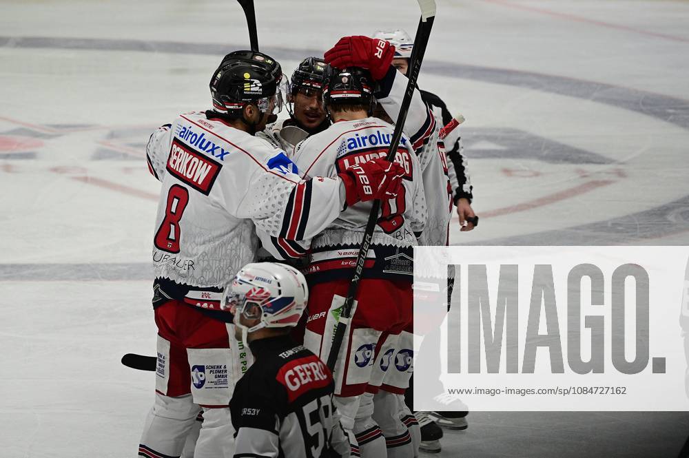 Kassel, Probonio Arena Eishockey DEL 2 Playoff Saison 2026 2027 Kassel Huskies - EV Landshut Torjubel nach dem Tor zum 0:1 durch Tobias Lindberg (Landshut)