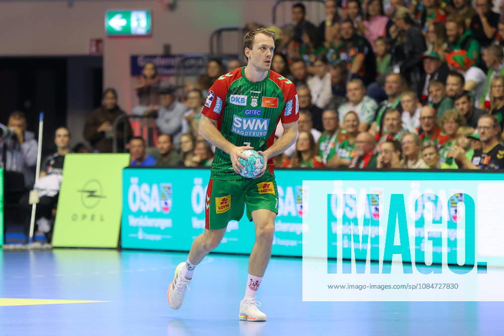 Handball - Opel HBL SC Magdeburg - TVB Stuttgart, v.l. Felix Claar (Magdeburg, 7) am Ball, plays the ball Magdeburg