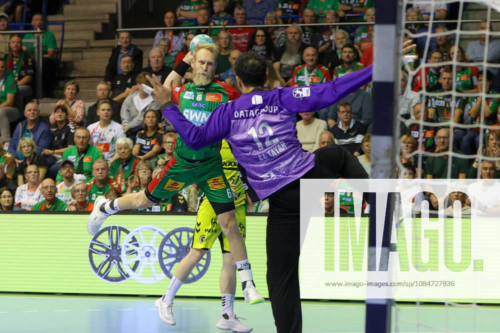 Handball - Opel HBL SC Magdeburg - TVB Stuttgart, v.l. Matthias Musche (Magdeburg, 6) wirft Tor, Torschuetze, erzielt Tor, Treffer, scores the goal Magdeburg