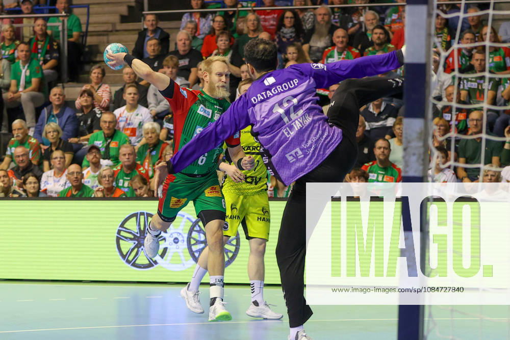 Handball - Opel HBL SC Magdeburg - TVB Stuttgart, v.l. Matthias Musche (Magdeburg, 6) wirft Tor, Torschuetze, erzielt Tor, Treffer, scores the goal Magdeburg