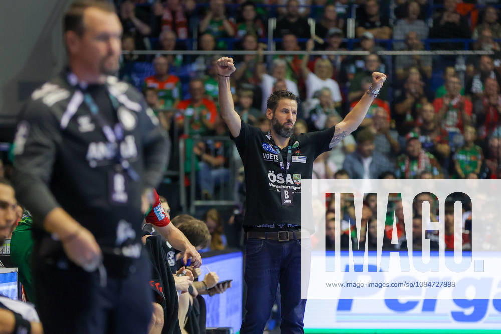 Handball - Opel HBL SC Magdeburg - TVB Stuttgart, v.l. Bennet Wiegert (Magdeburg, Trainer) Jubel, Torjubel, jubelt ueber das Tor, celebrate the goal, celebration Magdeburg
