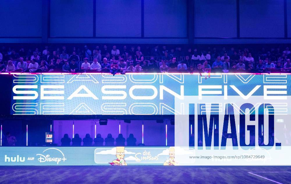 Fußball, Herren, Herbst 2026, Indoor, Season Five, 5. Saison der Icon League in der Messe Berlin, 1. Spieltag, Division Toni, Two Stripes United - Plyars United (6:4), Fans auf der Tribüne, 18.10.2026,