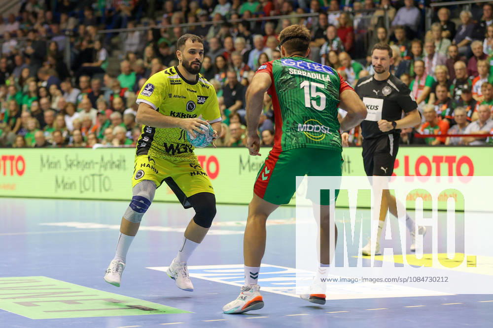 Handball - Opel HBL SC Magdeburg - TVB Stuttgart, v.l. Mohamed Amine Darmoul (Stuttgart, 70), Antonio Serradilla (Magdeburg, 15) Zweikampf, Duell, Kampf, tackle Magdeburg