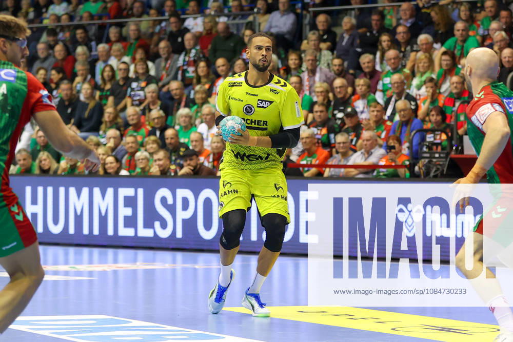 Handball - Opel HBL SC Magdeburg - TVB Stuttgart, v.l. Philipp Ahouansou (Stuttgart, 5) am Ball, plays the ball Magdeburg