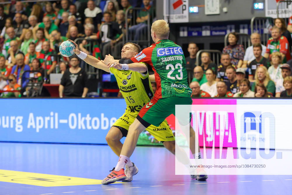 Handball - Opel HBL SC Magdeburg - TVB Stuttgart, v.l. Simone Mengon (Stuttgart, 15), Magnus Saugstrup (Magdeburg, 23) Zweikampf, Duell, Kampf, tackle Magdeburg