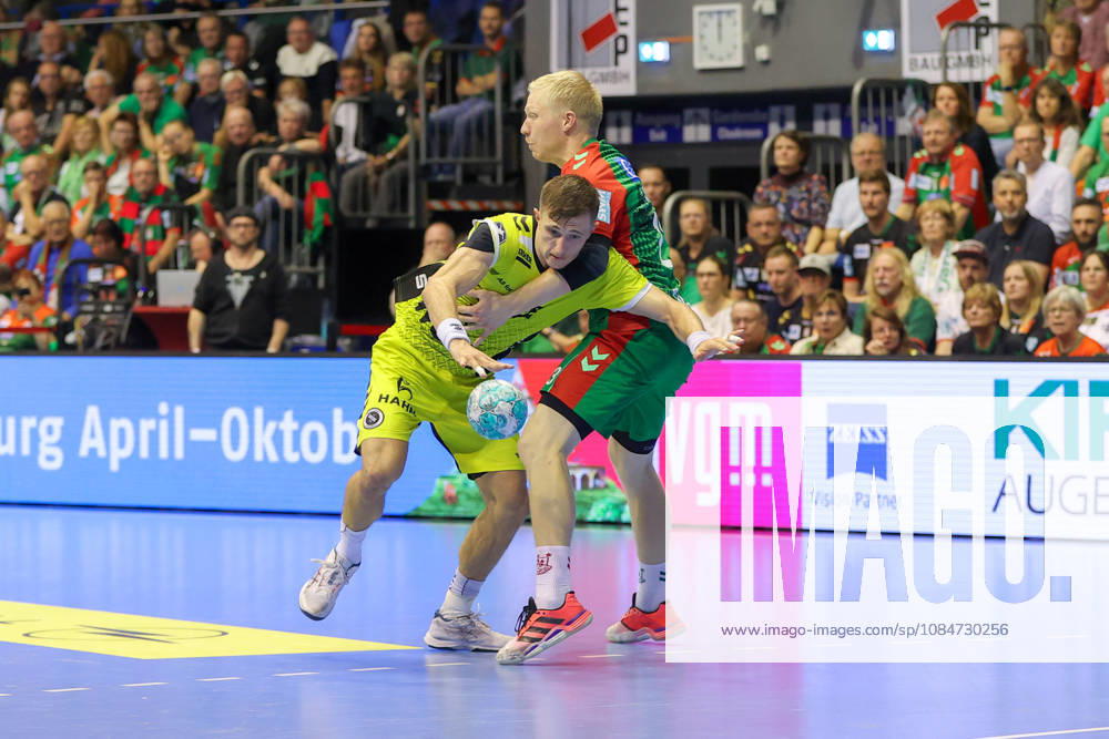 Handball - Opel HBL SC Magdeburg - TVB Stuttgart, v.l. Simone Mengon (Stuttgart, 15), Magnus Saugstrup (Magdeburg, 23) Zweikampf, Duell, Kampf, tackle Magdeburg