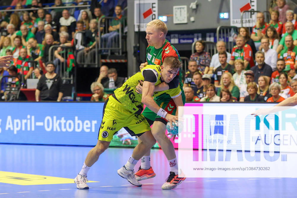 Handball - Opel HBL SC Magdeburg - TVB Stuttgart, v.l. Simone Mengon (Stuttgart, 15), Magnus Saugstrup (Magdeburg, 23) Zweikampf, Duell, Kampf, tackle Magdeburg