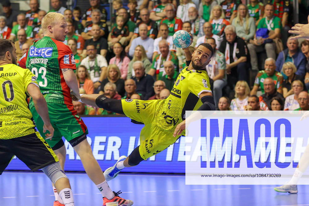 Handball - Opel HBL SC Magdeburg - TVB Stuttgart, v.l. Philipp Ahouansou (Stuttgart, 5) wirft Tor, Torschuetze, erzielt Tor, Treffer, scores the goal Magdeburg