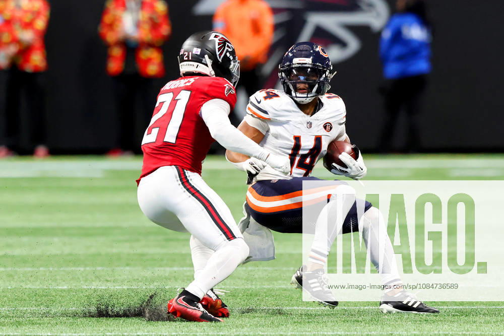 ATLANTA, GA - OCTOBER 18: Mike Hughes (21) of the Atlanta Falcons pressures Kalif Raymond (14) of the Chicago Bears during the Sunday afternoon NFL, American Football Herren, USA game between the Atlanta Falcons and the Chicago Bears on October 18, 2026 at the Mercedes-Benz Stadium in Atlanta, GA. (Photo by David J. Griffin Icon Sportswire) NFL: OCT 18 Bears at Falcons Icon9532610180255