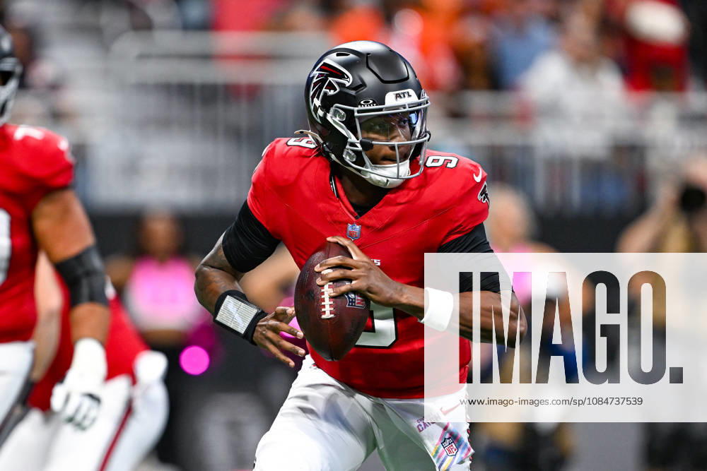 ATLANTA, GA - OCTOBER 18: Atlanta quarterback Michael Penix Jr. (9) scrambles in the pocket during the NFL, American Football Herren, USA game between the Chicago Bears and the Atlanta Falcons on October 18th, 2026 at Mercedes-Benz Stadium in Atlanta, GA. (Photo by Rich von Biberstein Icon Sportswire) NFL: OCT 18 Bears at Falcons Icon261018008