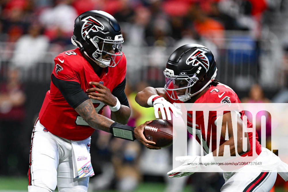 ATLANTA, GA - OCTOBER 18: Atlanta quarterback Michael Penix Jr. (9) hands the ball off to running back Bijan Robinson (7) during the NFL, American Football Herren, USA game between the Chicago Bears and the Atlanta Falcons on October 18th, 2026 at Mercedes-Benz Stadium in Atlanta, GA. (Photo by Rich von Biberstein Icon Sportswire) NFL: OCT 18 Bears at Falcons Icon261018013