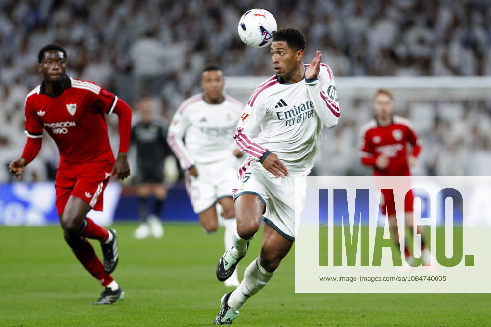 LA LIGA EA Sports - Real Madrid vs Sevilla MADRID, SPAIN - October 18:Jude Bellingham of Real Madrid in action during the La Liga 2026 27 match between Real Madrid and Sevilla at Santiago Bernabeu Stadium. (Photo by Guille Martinez f22photo) Madrid Santiago Bernabeu Stadium Spain