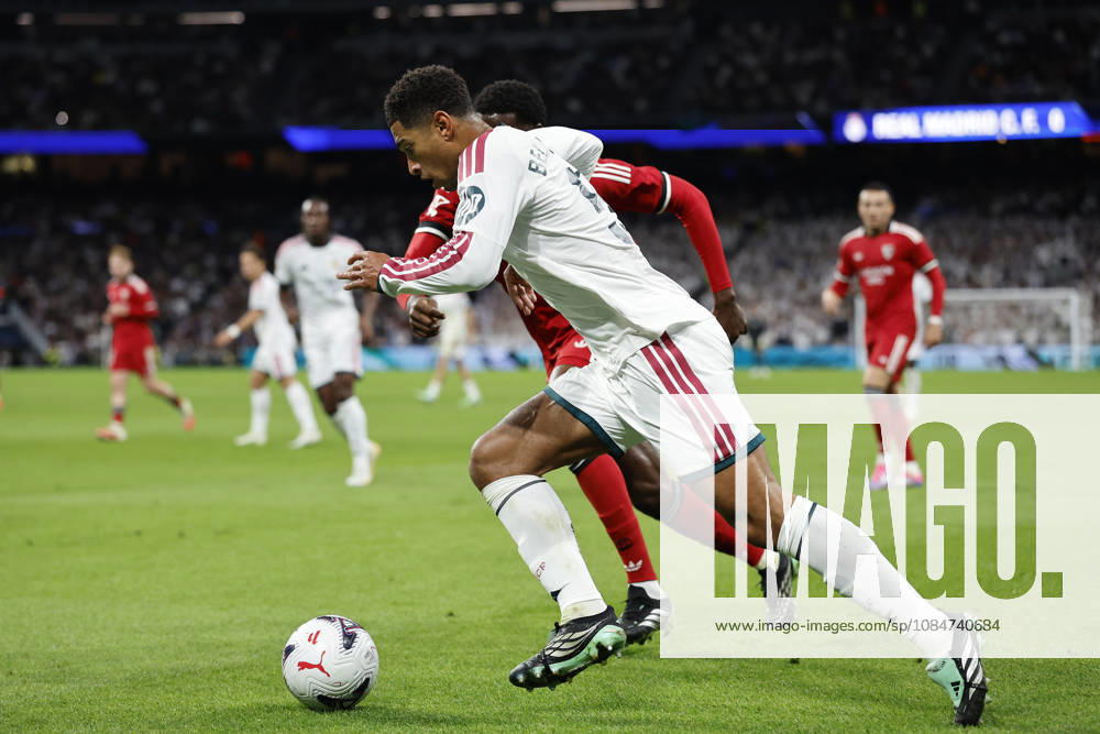 Jude Bellingham (Real Madrid CF) controls the ball during the LaLiga EA Sports match between Real Madrid CF and Sevilla FC at Estadio Santiago Bernabéu on October 18, 2026 in Madrid, Spain. (Photo by Manu Reino DeFodi Images) -