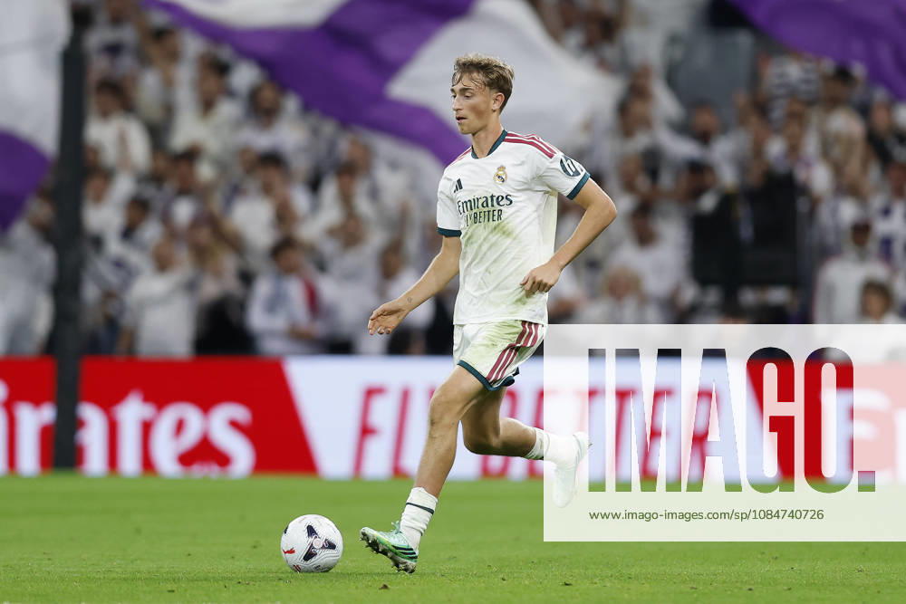 Dean Huijsen (Real Madrid CF) controls the ball during the LaLiga EA Sports match between Real Madrid CF and Sevilla FC at Estadio Santiago Bernabéu on October 18, 2026 in Madrid, Spain. (Photo by Manu Reino DeFodi Images) -