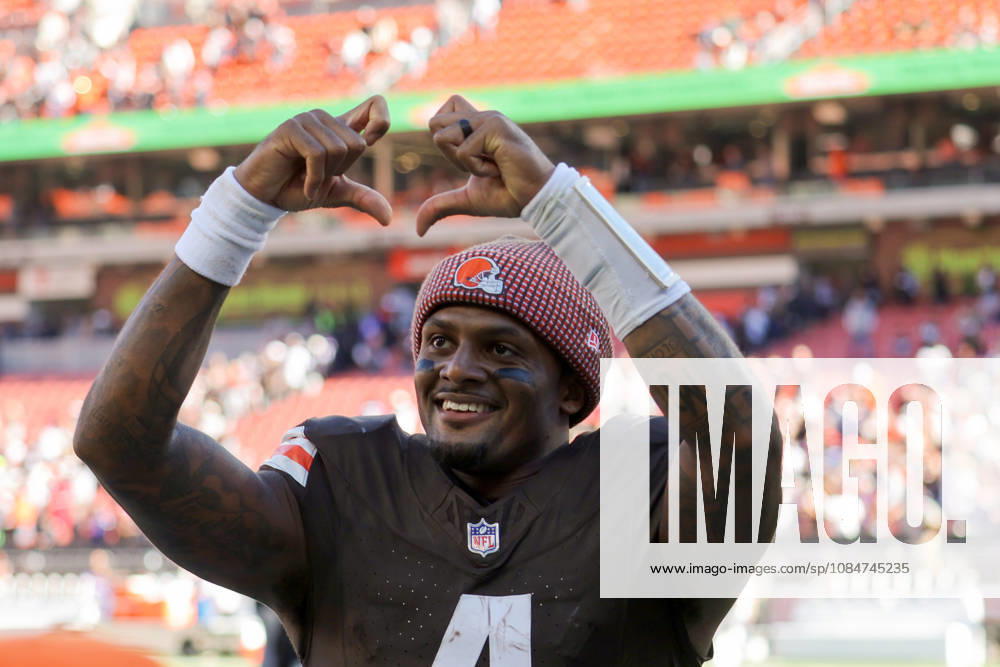 CLEVELAND, OH - OCTOBER 18: Cleveland Browns quarterback Deshaun Watson (4) celebrates as he leaves the field following the National Football League game between the Baltimore Ravens and Cleveland Browns on October 18, 2026, at Huntington Bank Field in Cleveland, OH. (Photo by Frank Jansky Icon Sportswire) NFL, American Football Herren, USA OCT 18 Ravens at Browns Icon261018016