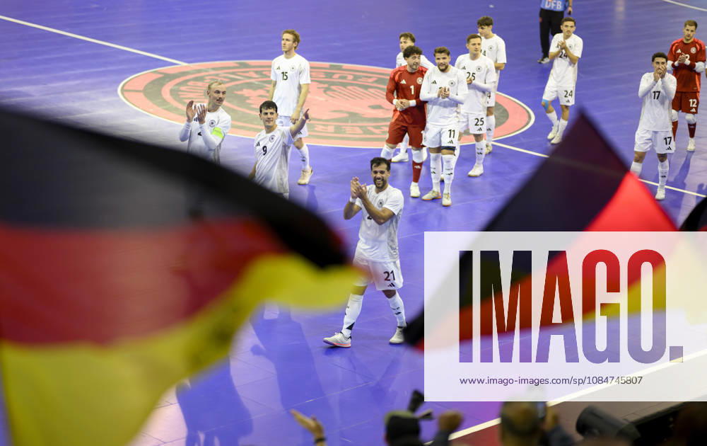 Schlussjubel Team Deutschland, Ehrenrunde, (l-r) Christopher Wittig (GER), Tomas Block (GER), Matias Block (GER). Futsal WM-Qualifikationsspiel Deutschland - Litauen 4:2, am 18.10.2026 in Mülheim an der Ruhr Deutschland. Westenergie Sporthalle