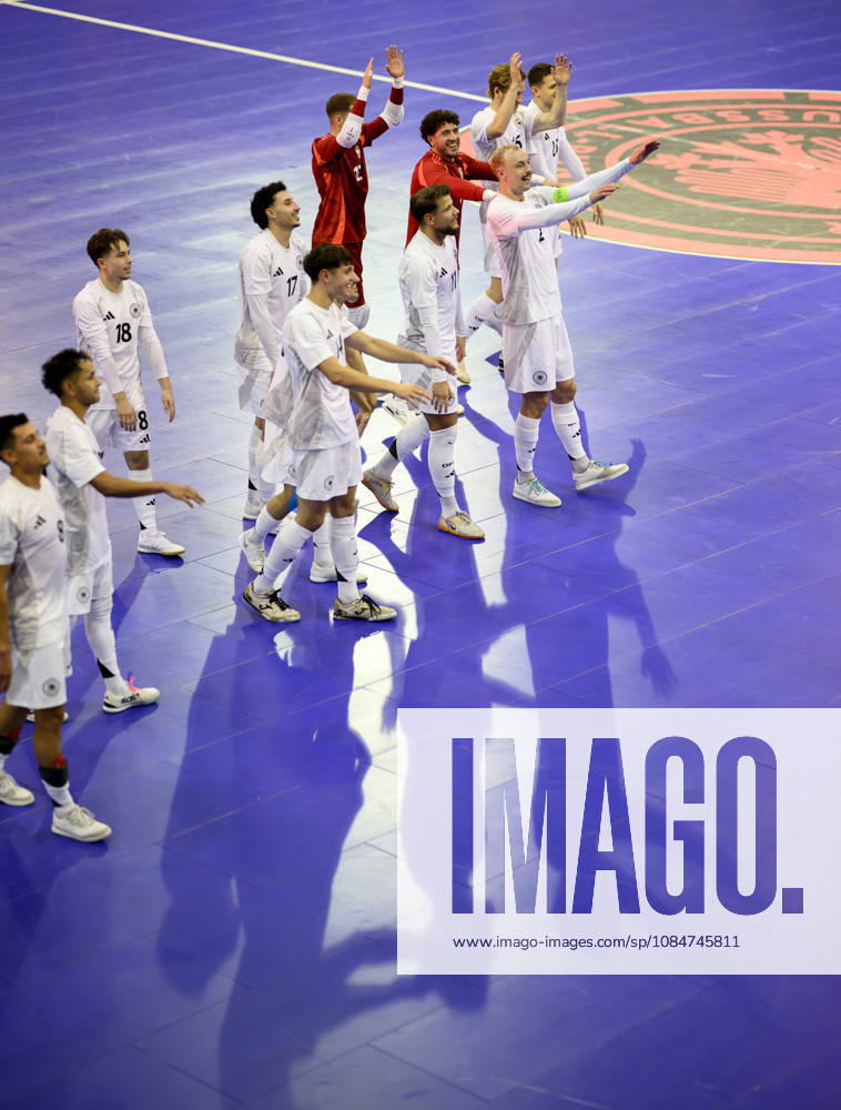 Schlussjubel Team Deutschland, La Ola, (r-l) Christopher Wittig (GER), Torwart Pavlos Wiegels (GER), Maximilian Grünberg (GER), Kim Herterich (GER), Theodoros Xydias (GER). Futsal WM-Qualifikationsspiel Deutschland - Litauen 4:2, am 18.10.2026 in Mülheim an der Ruhr Deutschland. Westenergie Sporthalle
