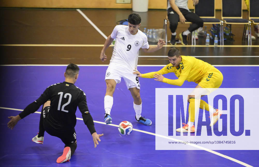 Torchance Tomas Block (GER) gegen Torwart Ernestas Macenis l. (LIT), Aktion, Zweikampf. Futsal WM-Qualifikationsspiel Deutschland - Litauen 4:2, am 18.10.2026 in Mülheim an der Ruhr Deutschland. Westenergie Sporthalle