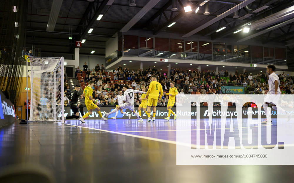 Torchance Kim Herterich (GER) gegen Torwart Ernestas Macenis l. (LIT), Aktion, Zweikampf, in der Westenergie Sporthalle. Futsal WM-Qualifikationsspiel Deutschland - Litauen 4:2, am 18.10.2026 in Mülheim an der Ruhr Deutschland. Westenergie Sporthalle