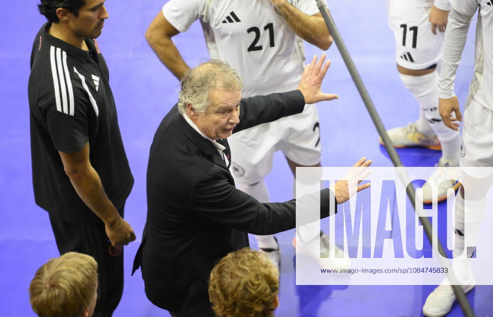 Trainer Bundestrainer Marcel Loosveld (GER) gibt Anweisungen in der Auszeit, Gestik, Geste. Futsal WM-Qualifikationsspiel Deutschland - Litauen 4:2, am 18.10.2026 in Mülheim an der Ruhr Deutschland. Westenergie Sporthalle