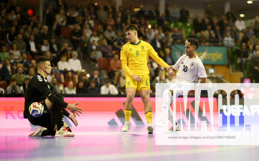 Torchance Fouad Aghnima r. (GER) gegen Torwart Ernestas Macenis l. und Albert Voskunovic (LIT), Aktion, Zweikampf. Futsal WM-Qualifikationsspiel Deutschland - Litauen 4:2, am 18.10.2026 in Mülheim an der Ruhr Deutschland. Westenergie Sporthalle