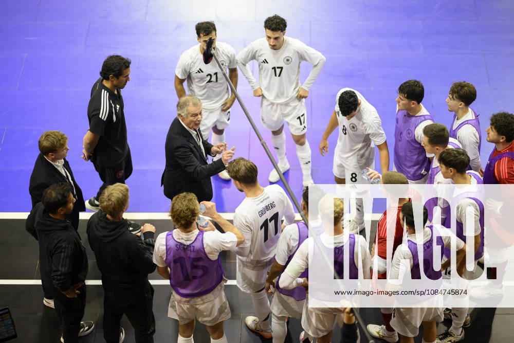 Trainer Bundestrainer Marcel Loosveld (GER) gibt Anweisungen in der Auszeit, Gestik, Geste, umringt von Spielen. Futsal WM-Qualifikationsspiel Deutschland - Litauen 4:2, am 18.10.2026 in Mülheim an der Ruhr Deutschland. Westenergie Sporthalle
