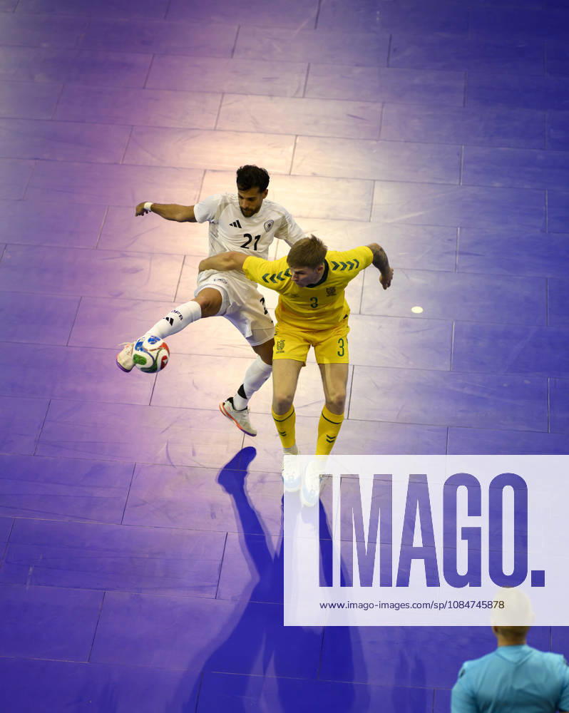 (l-r) Matias Block (GER), Ignas Rastutis (LIT), Aktion, Zweikampf. Futsal WM-Qualifikationsspiel Deutschland - Litauen 4:2, am 18.10.2026 in Mülheim an der Ruhr Deutschland. Westenergie Sporthalle