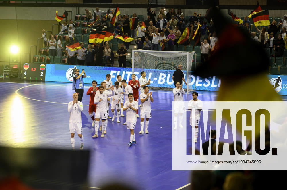 Schlussjubel Team Deutschland, Ehrenrunde, (l-r) Christopher Wittig (GER), Maximilian Grünberg (GER), Tomas Block (GER), Gabriel Oliveira (GER), Kim Herterich (GER), Matias Block (GER). Futsal WM-Qualifikationsspiel Deutschland - Litauen 4:2, am 18.10.2026 in Mülheim an der Ruhr Deutschland. Westenergie Sporthalle