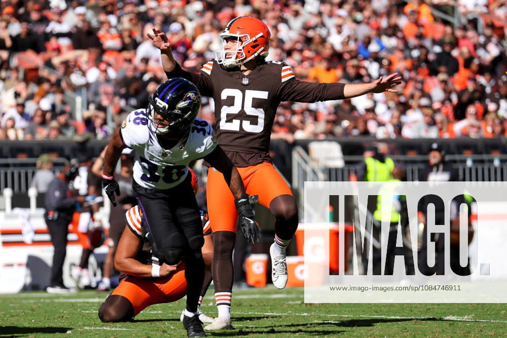 CLEVELAND, OH - OCTOBER 18: Cleveland Browns place kicker Andre Szmyt (25) kicks a 48-yard field goal during the third quarter of the National Football League game between the Baltimore Ravens and Cleveland Browns on October 18, 2026, at Huntington Bank Field in Cleveland, OH. (Photo by Frank Jansky Icon Sportswire) NFL, American Football Herren, USA OCT 18 Ravens at Browns Icon261018019