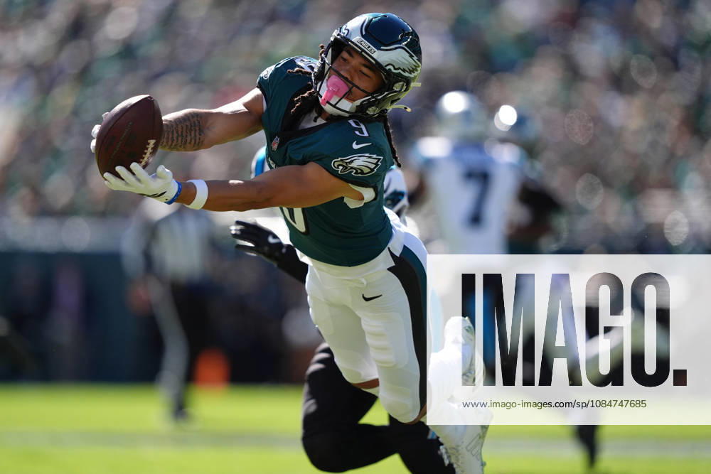 PHILADELPHIA, PA - OCTOBER 18: Philadelphia Eagles wide receiver Makai Lemon (9) attempts to make a reception in the first half during the game between the Carolina Panthers and Philadelphia Eagles on October 18, 2026 at Lincoln Financial Field in Philadelphia, PA. (Photo by Kyle Ross Icon Sportswire) NFL, American Football Herren, USA OCT 18 Panthers at Eagles Icon26101823