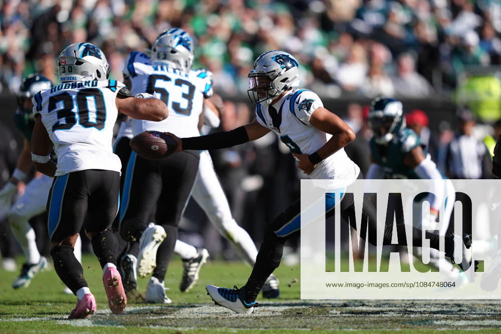 PHILADELPHIA, PA - OCTOBER 18: Carolina Panthers quarterback Bryce Young (9) hands the ball off to running back Chuba Hubbard (30) in the second half during the game between the Carolina Panthers and Philadelphia Eagles on October 18, 2026 at Lincoln Financial Field in Philadelphia, PA. (Photo by Kyle Ross Icon Sportswire) NFL, American Football Herren, USA OCT 18 Panthers at Eagles Icon26101830