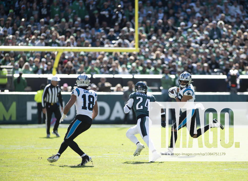 Panthers TE TOMMY TREMBLE (82) in action against the Eagles S ANDREW MUKUBA (24) at Lincoln Financial Field in Philadelphia PA NFL, American Football Herren, USA 2026: Panthers 25 : 14 Eagles - ZUMArf1_ 20261018_zaf_rf1_006